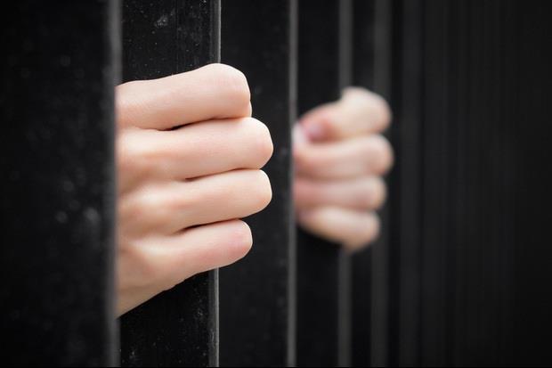 Gambling-addict broker jailed over theft from dying boss